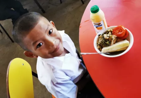 Yuca, melón, pollo y tomate, el menú en el inicio del programa 'Estudiar sin Hambre'