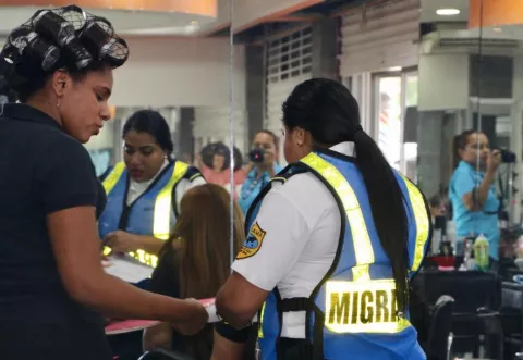 Migración capta a 13 extranjeros irregulares trabajando en estéticas, salones de belleza y spa
