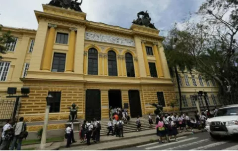 Piden separar del cargo a rectora del Instituto Nacional