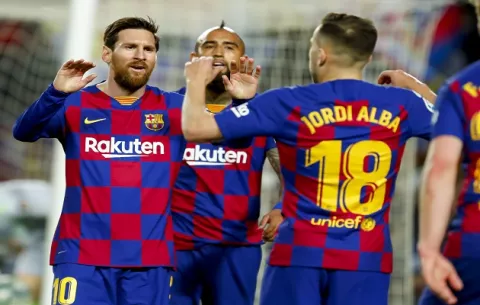 Barcelona gana con un polémico penal anotado por Messi