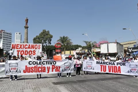 Familia mormona se une a marcha por la justicia en el estado mexicano de Puebla