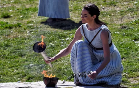 Sin público por el coronavirus, Grecia realiza el histórico encendido de la antorcha olímpica