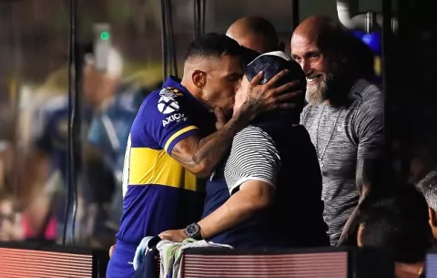 Carlos Tévez besó en la boca a Diego Maradona en busca de suerte
