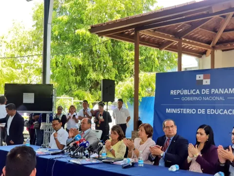 Mientras en algunos planteles inician clases, en otros hay problemas