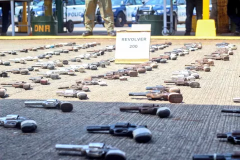 Autoridades destruyen 517 armas de fuego incautadas durante operativos
