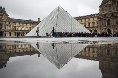 El museo del Louvre reabre sus puertas con medidas de seguridad contra el coronavirus