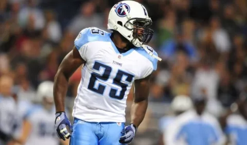 Exjugador de la NFL, lucha contra el covid-19 como doctor