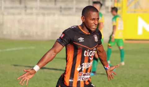 Nicolás Muñoz, el mejor rematador de cabeza en El Salvador