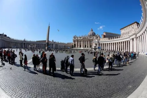 El papa reza el ángelus en video en una plaza de San Pedro con baja afluencia