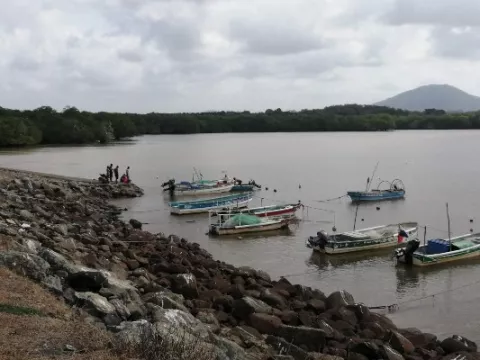 Buscan a dos pescadores desaparecidos en alta mar