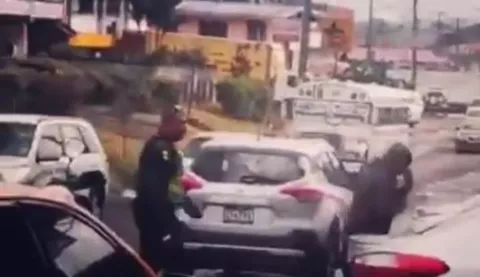 Policía de tránsito rocía gas pimienta a un bombero en Colón