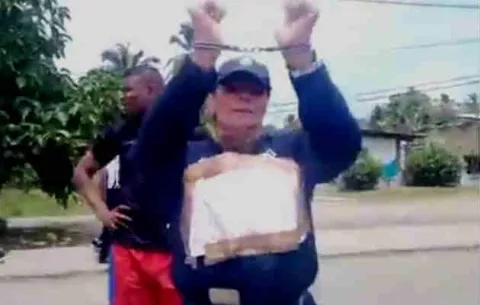 Abren proceso disciplinario a Policía que se esposó y protestó en Bocas del Toro
