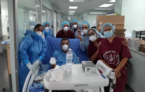 Coronavirus en Panamá: Profesor del Colegio Francisco Beckmann sale de la Unidad de Cuidados Intensivos