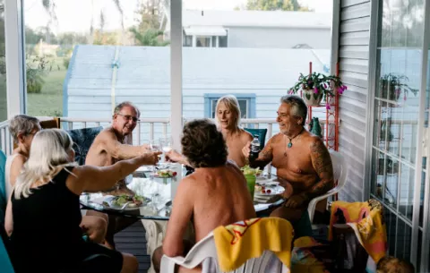 Se sienten más libres al cocinar y cenar desnudos