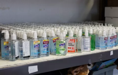 Un hombre acapara miles de botellas de desinfectante de manos, luego las dona