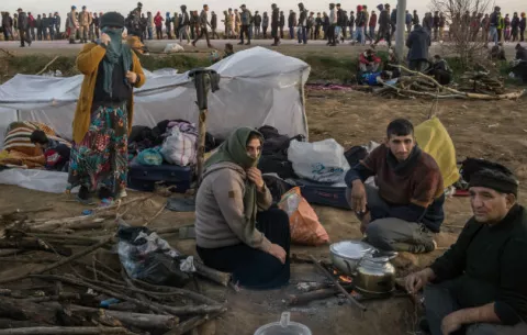Migrantes hartan a pueblo griego