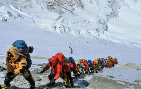 El Everest se ha convertido en un circo a 9 mil metros de altura