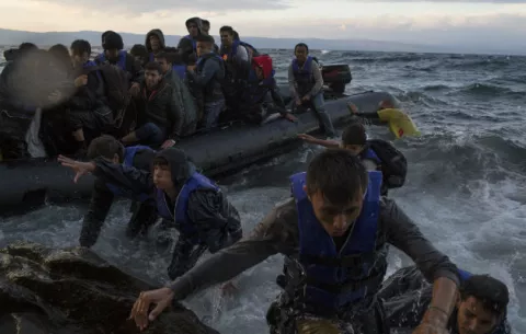 Griegos construirán una barrera flotante para frenar la migración