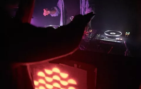 Jóvenes disfrutan de la libertad gracias a un evento techno