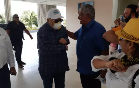 Ricardo Martinelli entrega firmas iniciales para conformar el partido Realizando Metas