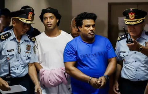 Ronaldinho permanecerá preso por seis meses