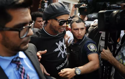 Ronaldinho comparece ante el juez por caso de pasaportes falsos en Paraguay