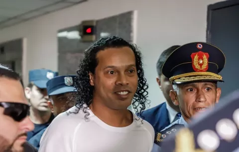 Ronaldinho comparece a una audiencia en Paraguay