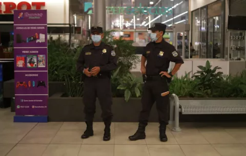 Centros comerciales de El Salvador cierran por la pandemia COVID-19