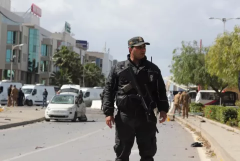 Alerta máxima en Túnez tras un ataque suicida que deja un muerto y cinco policías heridos