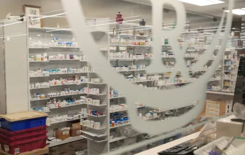 Aseguran que médicos están almacenando medicamentos de prueba contra el COVID-19