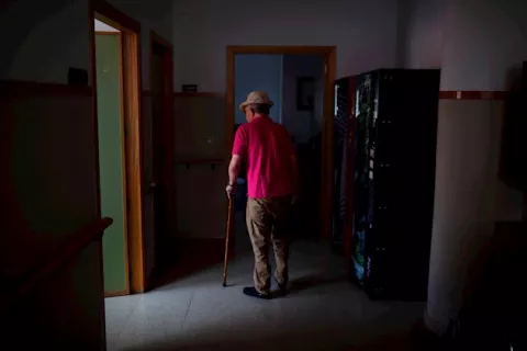La OMS pide a hijos y nietos llamar a diario a padres y abuelos confinados