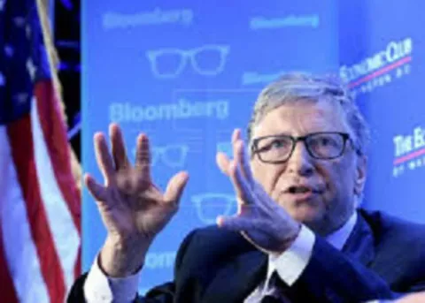 Bill Gates tilda de "peligrosa" la suspensión de fondos de Trump a la OMS