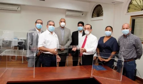Universidad de Panamá entrega cámaras acrílicas al Minsa