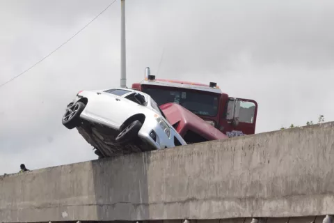 Conductor se salva de caer al vació en un puente de Colón