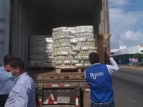 Empresarios de la Zona Libre donan 50 mil libras de arroz para apoyar a familias colonenses