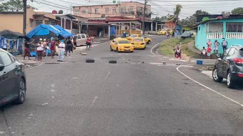 Moradores de varios sectores de Colón cierran las calles exigiendo bono, alimentos y agua