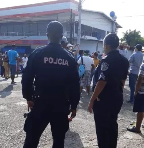 Siguen las protestas en Colón exigiendo la ayuda gubernamental