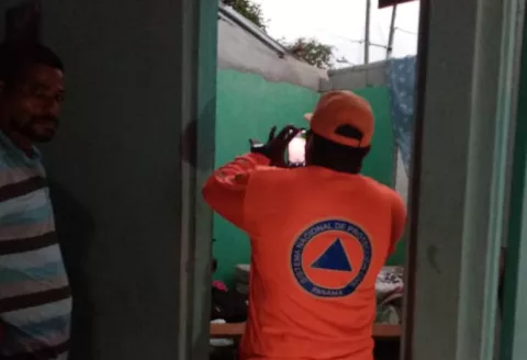 Unas doce familias afectadas y cuatro viviendas sin techo por fuerte viento en Colón