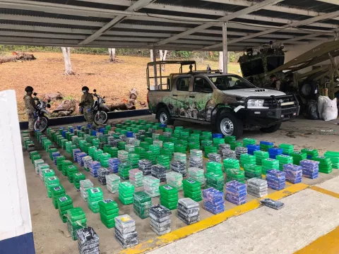 Incautan cuantioso cargamento de cocaína tras persecución de embarcación por Isla Tigre