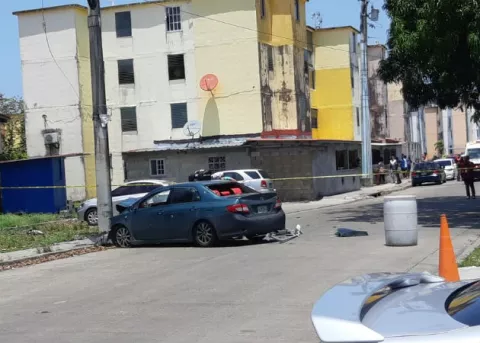 Hombre muere baleado cuando conducía su auto en la comunidad Irving Saladino en Colón 