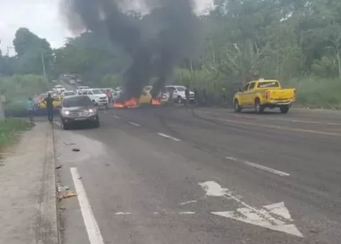 Pese al anuncio presidencial sobre bono electrónico, siguen protestas en Colón