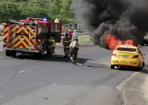 Taxi se incendia próximo a la autopista Panamá-Colón