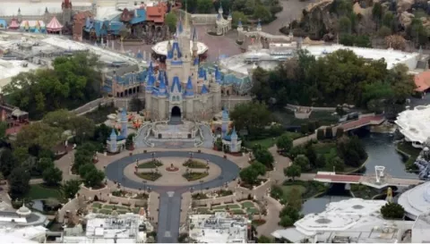Suspenden contratos a 43 mil empleados de Disney World