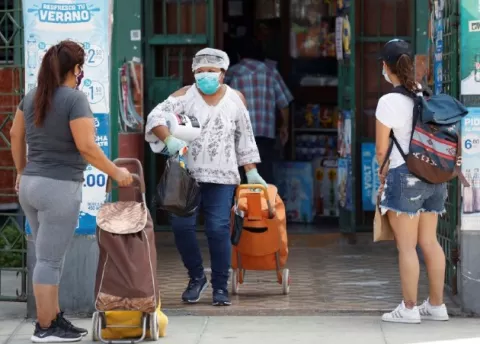 Peruanos  a la carrera para abastecerse 