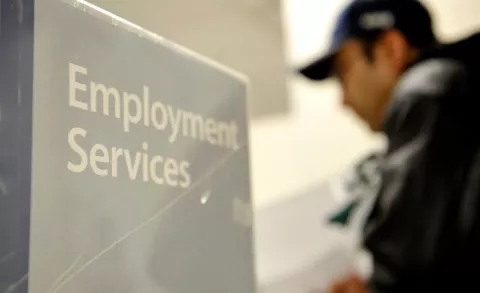 Aumentan a 6.64 millones los pedidos de subsidio por desempleo en Estados Unidos
