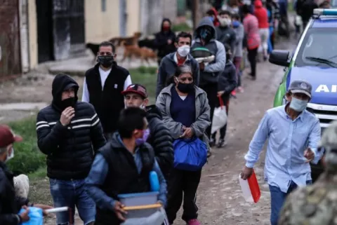Actividad económica Argentina bajó 2.2  por ciento