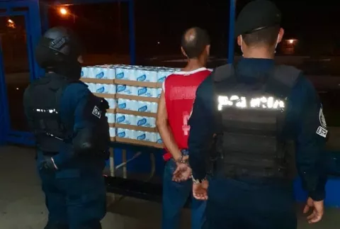 Intentó burlar la ley seca y lo atrapan con 50 cajas de cerveza en Cerro Batea