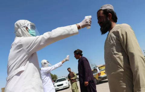 Miles de afganos irrumpen en el país desde Pakistán sin examen de coronavirus