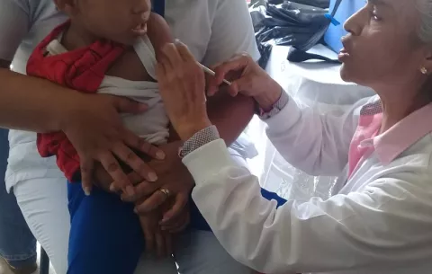 Casos de COVID-19 han aumentado en niños y adolescentes durante los últimos días