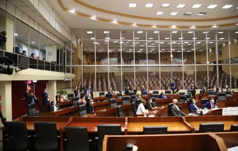 Contralor sanciona a fiscalizadora que aprobó compra de mascarillas para la Asamblea Nacional por $18 mil